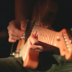 Z czego składa się gitara elektryczna? Poznaj kluczowe elementy