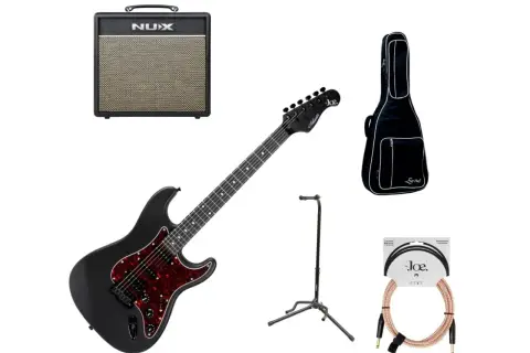 Zestaw do nauki gry: czarna gitara elektryczna, wzmacniacz NUX, futerał, statyw i kabel. Sprawdź, ile kosztuje gitara elektryczna w takim komplecie.