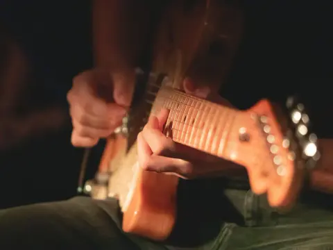 Z czego składa się gitara elektryczna? Poznaj kluczowe elementy
