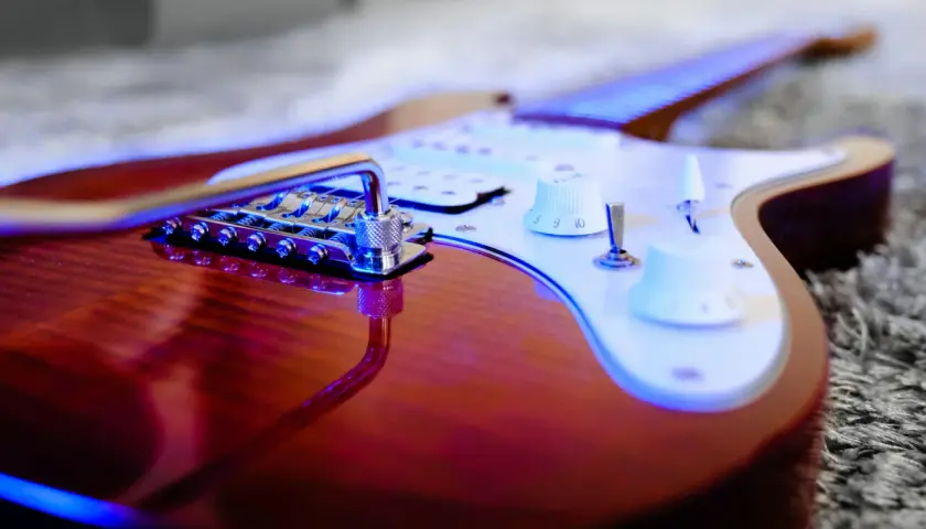 Gitara elektryczna – jak zacząć przygodę z najważniejszym instrumentem rocka?