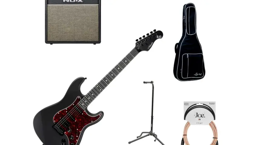 Zestaw do nauki gry: czarna gitara elektryczna, wzmacniacz NUX, futerał, statyw i kabel. Sprawdź, ile kosztuje gitara elektryczna w takim komplecie.