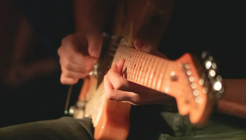 Z czego składa się gitara elektryczna? Poznaj kluczowe elementy