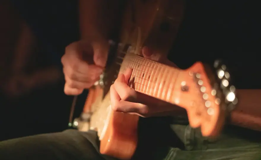 Z czego składa się gitara elektryczna? Poznaj kluczowe elementy