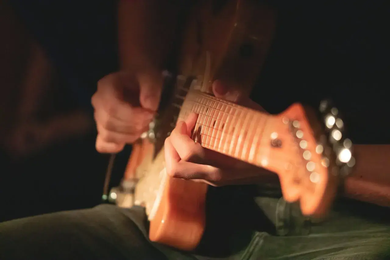Z czego składa się gitara elektryczna? Poznaj kluczowe elementy