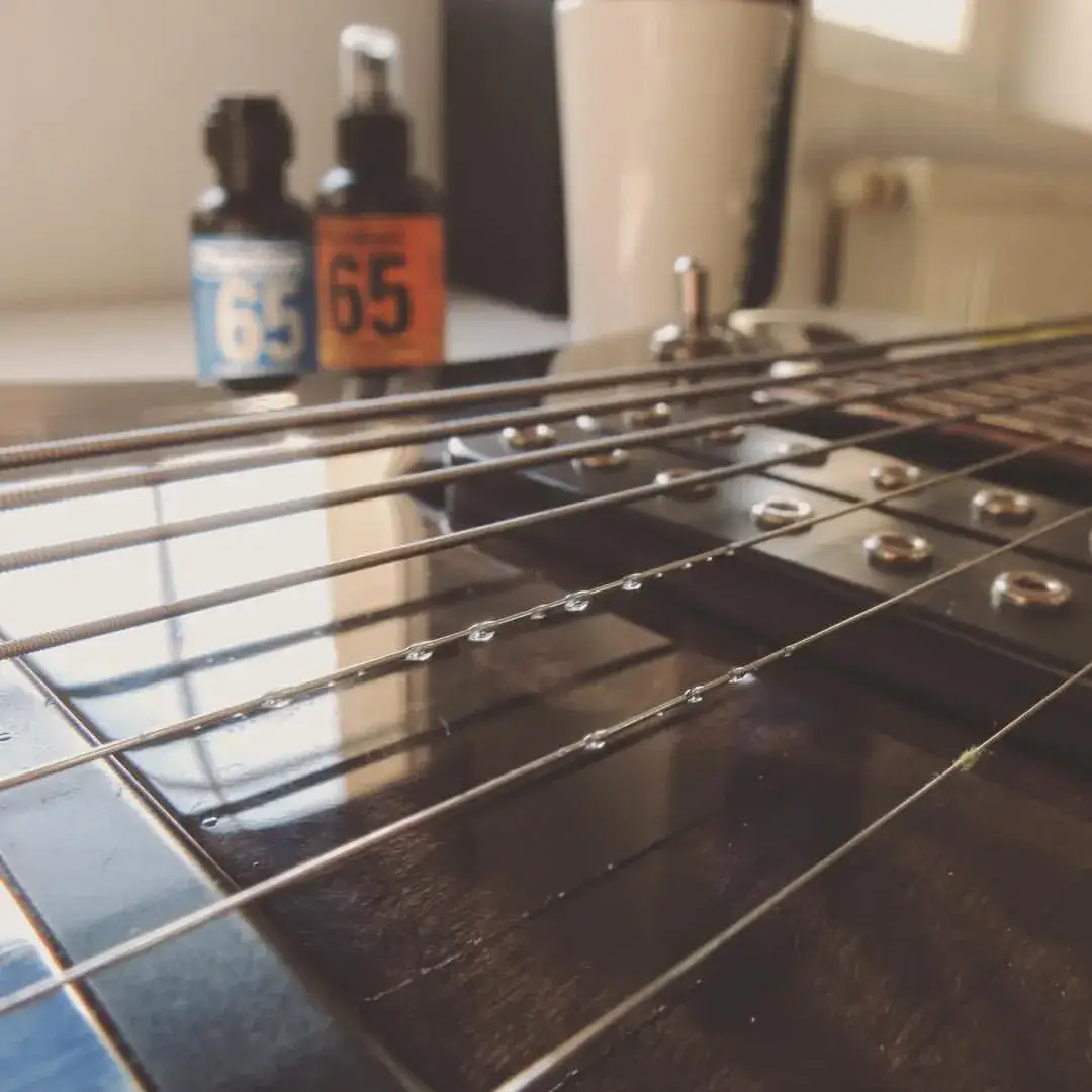 Zdjęcie Czym czyścić gitarę elektryczną, aby uniknąć zarysowań i uszkodzeń?